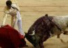 Salvador Cortés torea con la derecha a su primer toro esta tarde en Pamplona. (FOTO: Manolo Guillén / burladero.com)