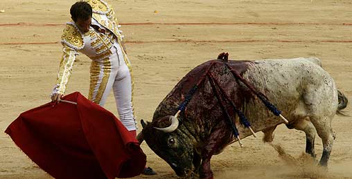 Salvador Cortés torea con la derecha a su primer toro esta tarde en Pamplona. (FOTO: Manolo Guillén / burladero.com)