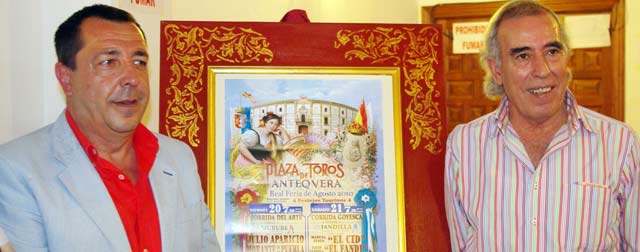 El alcalde de Antequera, Ricardo Millán, y el empresario sevillano Paco Dorado durante la presentación de los carteles.