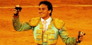 Oliva Soto, con las dos orejas del sexto en El Puerto. (FOTO: Álvaro Pastor)