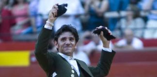 Diego Ventura, con las orejas de hoy en Valencia. (FOTO: Carlos Núñez / Toromedia)