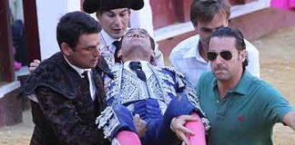 Los compañeros trasladan a Alajandro Escobar a la enfermería de La Malagueta. (FOTO: Hugo Cortés /burladero.com)