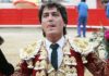 El sevillano Antonio Barrera pasea esta tarde la oreja en el ruedo de Barcelona. (FOTO: burladero.com)