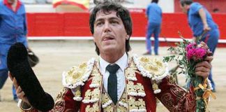El sevillano Antonio Barrera pasea esta tarde la oreja en el ruedo de Barcelona. (FOTO: burladero.com)