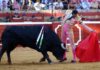 Sentido muletazo de El Cid esta tarde en Huelva. (FOTO: Javier Martínez)