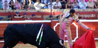 Sentido muletazo de El Cid esta tarde en Huelva. (FOTO: Javier Martínez)