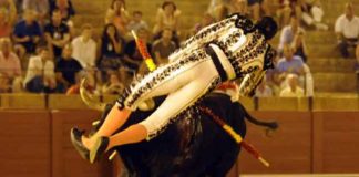 Un instante de la gravísima cornada de Luis Mariscal. (FOTO: Sevilla Taurina)