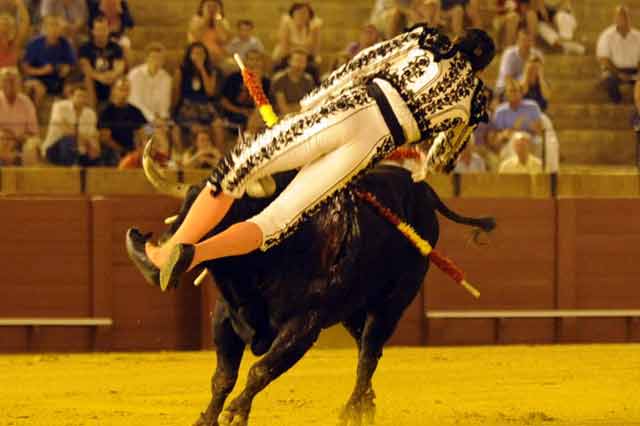 Un instante de la gravísima cornada de Luis Mariscal. (FOTO: Sevilla Taurina)