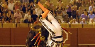 El torero quedó durante varios segundos con todo el pitón dentro del muslo. (FOTO: Sevilla Taurina)