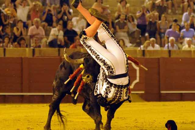 El torero quedó durante varios segundos con todo el pitón dentro del muslo. (FOTO: Sevilla Taurina)