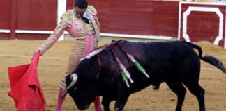 Derechazo de El Cid en su actuación esta tarde enn Ciudad Real. (FOTO: burladero.com)