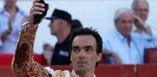 El Cid, con la segunda oreja ganada esta tarde en Colmenar Viejo. (FOTO: Iván de Andrés / burladero.com)