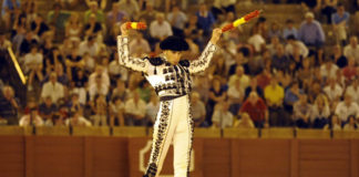 Luis coge los palos para banderillear al quinto. (FOTO: Sevilla Taurina)