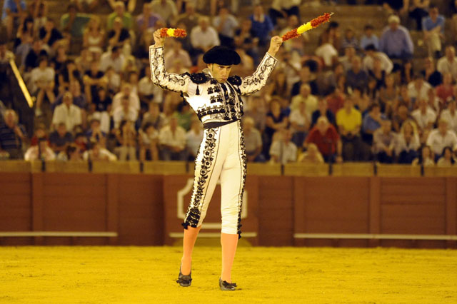 Luis coge los palos para banderillear al quinto. (FOTO: Sevilla Taurina)