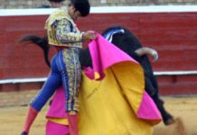 Cuatro sevillanos entre los premiados en Colombinas Morante toreando de capote en Huelva el pasado domingo. (FOTO: Javier Martínez)