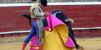 Morante toreando de capote en Huelva el pasado domingo. (FOTO: Javier Martínez)
