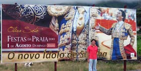 Oliva Soto, junto a una valla publicitaria que lo anuncia como 'El nuevo ídolo de Sevilla'. (FOTO: Sevilla Taurina)