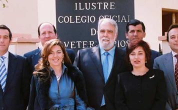 El presidente de los veterinarios sevillanos, Ignacio Oroquieta, en el centro junto a su Junta de Gobierno, ha rechazado valorar la actuación de la delegada Carmen Tovar.