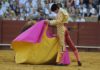 Daniel Luque con el capote esta tarde en la Maestranza. (FOTO: Sevilla Taurina)