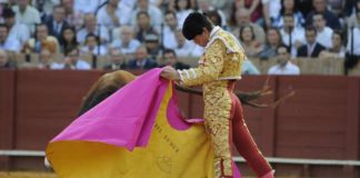 Daniel Luque con el capote esta tarde en la Maestranza. (FOTO: Sevilla Taurina)