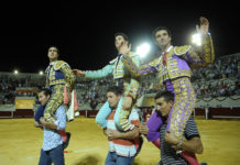 Todo fue real El Fandi, Daniel Luque y Luis Vilches, a hombros esta tarde en Utrera. (FOTO: Matito)