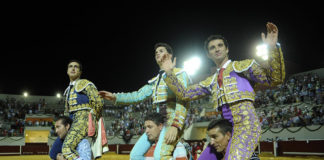 El Fandi, Daniel Luque y Luis Vilches, a hombros esta tarde en Utrera. (FOTO: Matito)