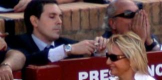 La delegada Carmen Tovar, en el callejón de la Maestranza junto al veterinario que ha 'enchufado', Álvaro Pedregosa. (FOTO: Javier Martínez)