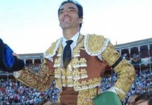 El Cid, en su salida a hombros esta tarde en Salamanca. (FOTO: Menacho / burladero.com)