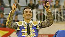 El Cid, a hombros en Barcelona El Cid, con las dos orejas hoy en Barcelona. (FOTO: burladero.com)