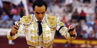 El Cid, con el doble trofeo esta tarde en la plaza de Murcia. (FOTO: Verónica Soriano / burladero.com)