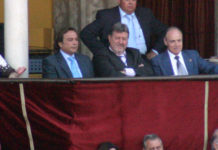 El veterinario Francisco Herrera y el presidente Gabriel Fernández Rey, en el palco ayer domingo. (FOTO: Javier Martínez)