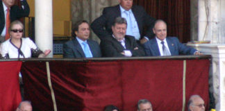 El veterinario Francisco Herrera y el presidente Gabriel Fernández Rey, en el palco ayer domingo. (FOTO: Javier Martínez)