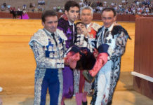 Jesús Márquez, con la cara blanca a punto de desmayarse, entrando en la enfermería. (FOTO: Paco Díaz / toroimagen.com)