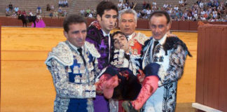 Jesús Márquez, con la cara blanca a punto de desmayarse, entrando en la enfermería. (FOTO: Paco Díaz / toroimagen.com)