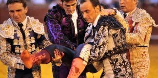 Los banderilleros taponan la cornada y trasladan a Jesús Márquez con celeridad a la enfermería. (FOTO: Sevilla Taurina)