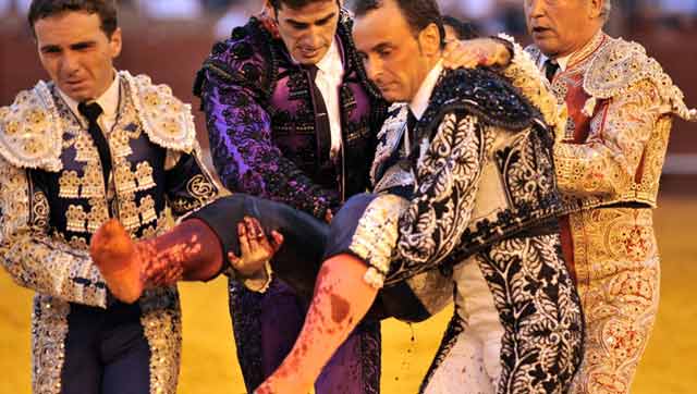 Los banderilleros taponan la cornada y trasladan a Jesús Márquez con celeridad a la enfermería. (FOTO: Sevilla Taurina)