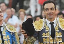 Otro mano a mano Los sevillanos Daniel Luque y El Cid, improvisado mano a mano en San Miguel. (FOTO: burladero.com)