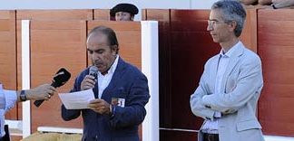 Manuel Viera lee el manifiesto en presencia del alcalde de Utrera. (FOTO: Matito)