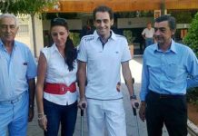 Luis Mariscal sale del hospital junto a los médicos y su esposa. (FOTO: burladero.com)