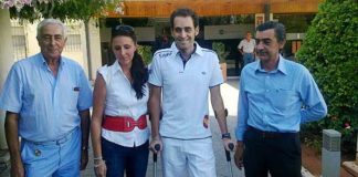 Luis Mariscal sale del hospital junto a los médicos y su esposa. (FOTO: burladero.com)