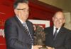 Moisés Fraile recoger el trofeo de manos de Julio Cuesta, presidente de la Fundación Cruzcampo.