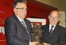 El Pilar, ‘Ganadería Estrella’ Moisés Fraile recoger el trofeo de manos de Julio Cuesta, presidente de la Fundación Cruzcampo.