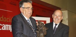 Moisés Fraile recoger el trofeo de manos de Julio Cuesta, presidente de la Fundación Cruzcampo.