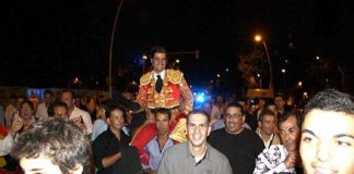 Morante a hombros hasta el hotel por las calles de Barcelona. (FOTO: burladero.com)