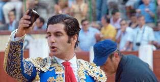 Morante, con la oreja cortada en Valladolid esta tarde. (FOTO: Santos Lorenzo / burladero.com)