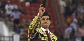 Morante, con la oreja cortada esta tarde en Murcia. (FOTO: Verónica Soriano / burladero.com)