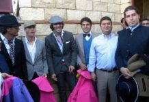 Papeles cambiados Finito, Luque, Padilla y Vega, vestidos de forma singular para el festival en el que han hecho de banderilleros. (FOTO: Carlos Moya)