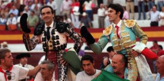 El Cid, a hombros junto a Talavante esta tarde en Zafra. (FOTO: Gallardo / badajoztaurina.com)