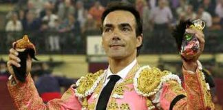 El Cid, con las dos orejas del cuarto en Zaragoza. (FOTO: burladero.com)