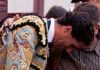 Martín Núñez es consolado en el callejón tras cortarse la coleta. (FOTO: Juan Pelegrín / burladero.com)